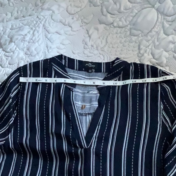 NWT Milk & Honey ladies v-neck top in size L - Picture 8 of 9